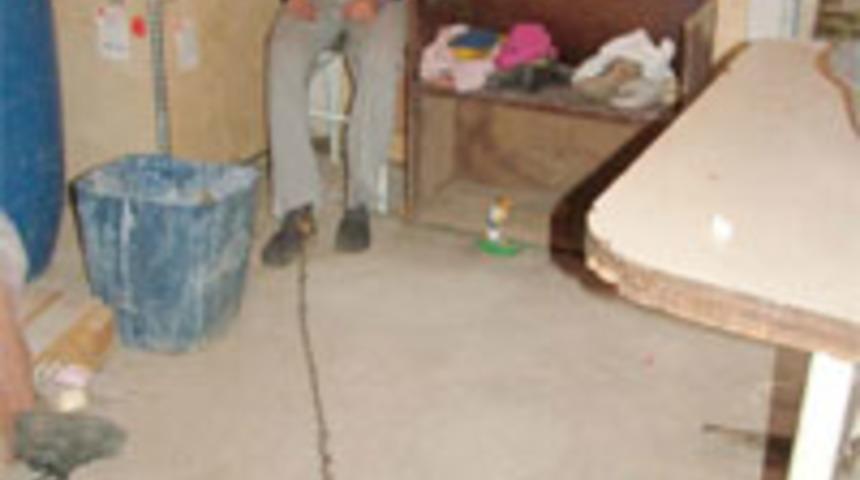 Kızını zincire bağladı