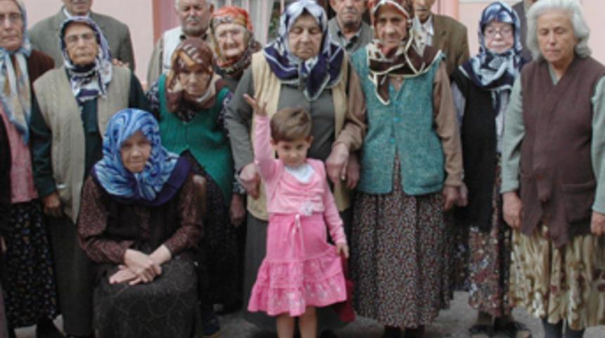 Terk edilen k&uuml;&ccedil;&uuml;k kız huzurevinde yaşıyor