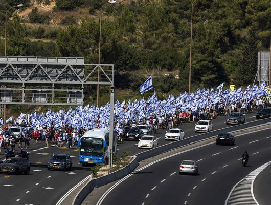 Yüz binlerce kişi Tel Aviv'den Kudüs'e yürüdü!