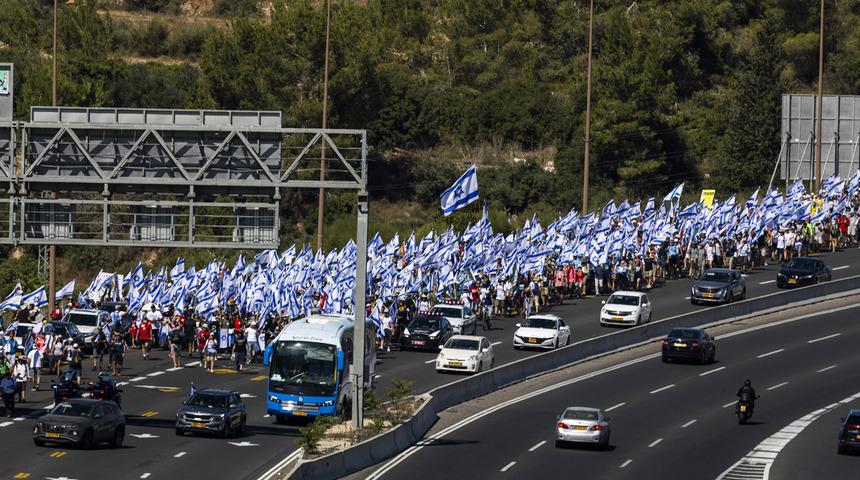 İsrail'deki protestolar devam ediyor! Yüz binlerce kişi Tel Aviv'den Kudüs'e yürüdü
