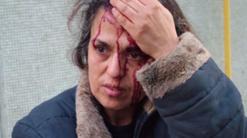 Kadınlar kocalarının kendilerini d&ouml;vmesini haklı buluyor