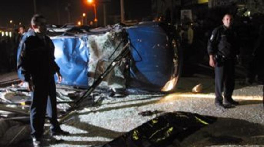 Otomobil otob&uuml;s durağına daldı: 1 &ouml;l&uuml;