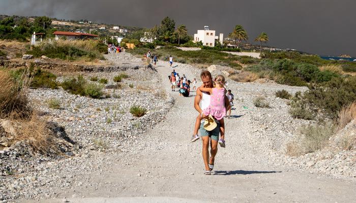 Rodos’ta alevler yerleşim birimlerine ulaştı! “Aktif yangınların en tehlikelisi”