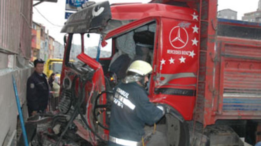 Freni patlayan kamyon apartmana &ccedil;arptı