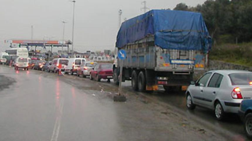 Kilometrelerce arabalı vapur kuyruğu 