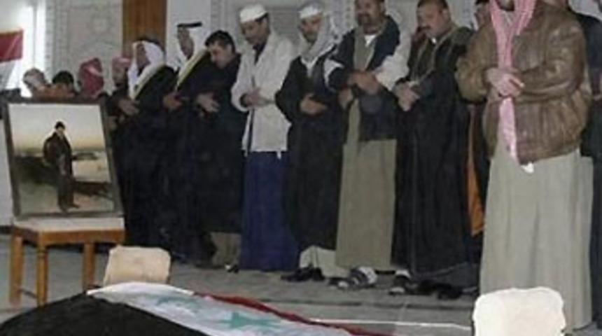 Saddam'ın mezarında kılı&ccedil;lı protesto