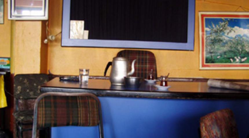 Hırsızlar oturup bir de &ccedil;ay i&ccedil;tiler