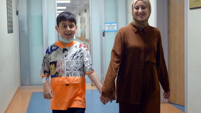10 yaşındaki Emirhan'ın 48 saatlik ömrü kalmıştı... Hayata hiç tanımadığı birinin karaciğeriyle tutundu! Ağabeyimi yaşatamadım, çocuğun bir şansı vardı...