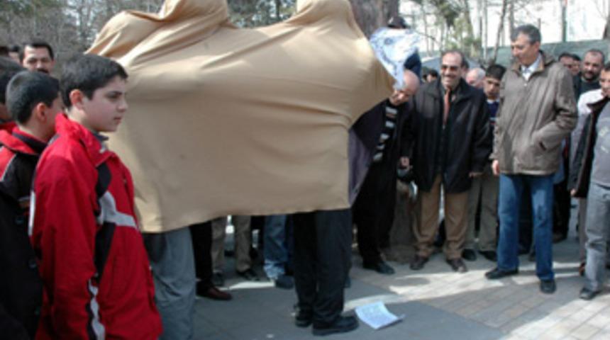 &Ouml;ğretmenlerden "temsili deve" ile protesto