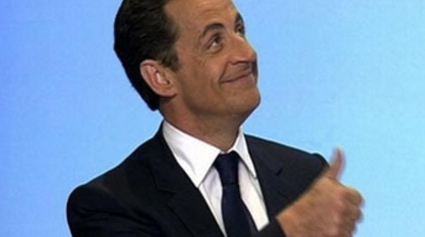 Sarkozy, sola a&ccedil;ılmaya devam ediyor