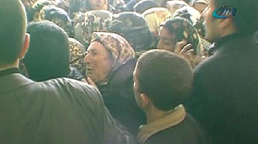 Kurban yardımı izdihama d&ouml;n&uuml;şt&uuml;