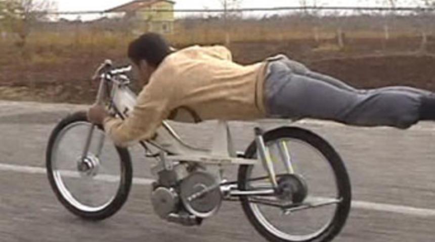 Motosikletli gen&ccedil;ler &ouml;l&uuml;me meydan okuyor