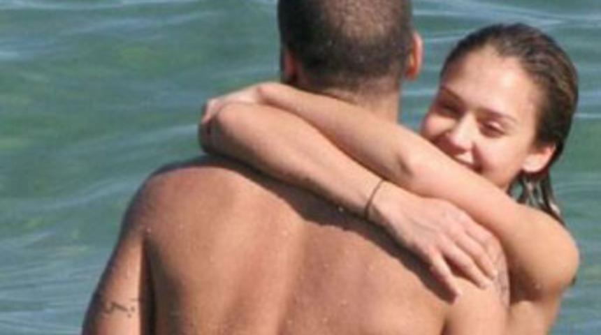 Jessica Alba denizde aşk yaparken yakalandı!