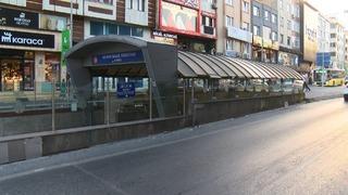 Tramvayda bıçaklı saldırı! Korku dolu anlar kamerada