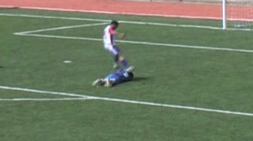 Dayak yiyen futbolcu şikayet&ccedil;i olmadı