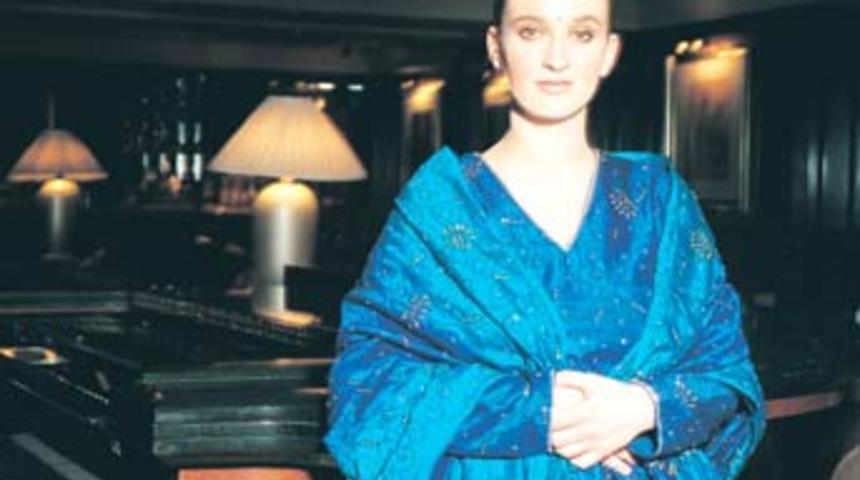 Anjelika Akbar'dan "karşılama" konseri