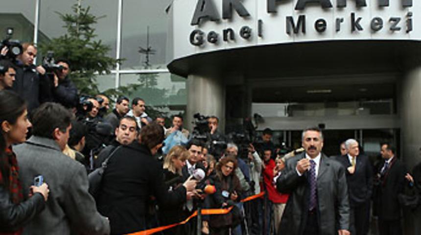 AKP'de 130 kişilik "temay&uuml;l ekibi"