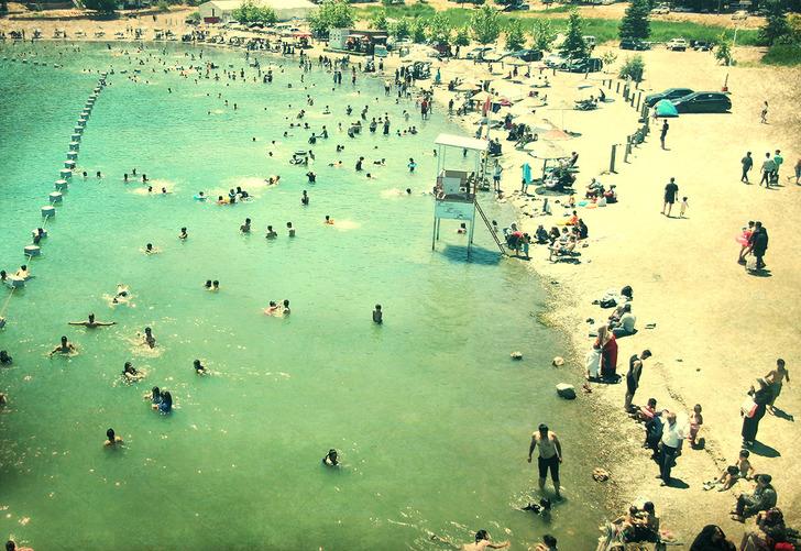 Serinlemek için Ege'den, Akdeniz'den kaçıp burayı tercih ediyorlar: Tatilcilerin yeni gözdesi Hazar Gölü'nde talep patlaması! Plajlar tıklım tıklım doldu