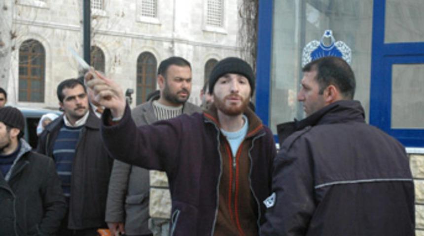 &Uuml;niversiteli seyyar satıcıdan bı&ccedil;aklı eylem