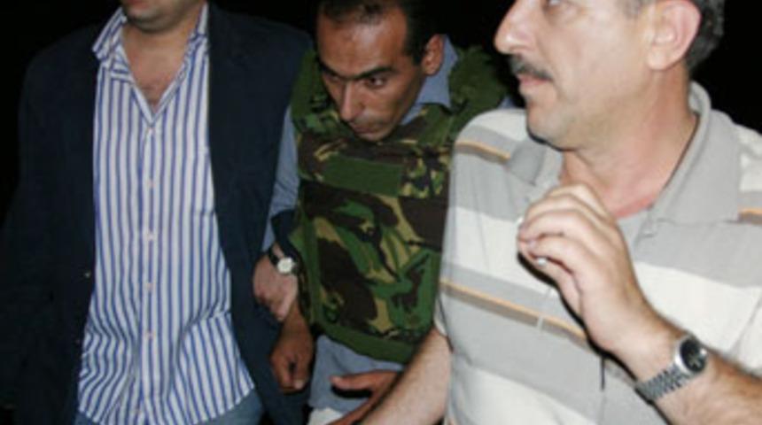 Anne-oğulun katili aile dostu &ccedil;ıktı