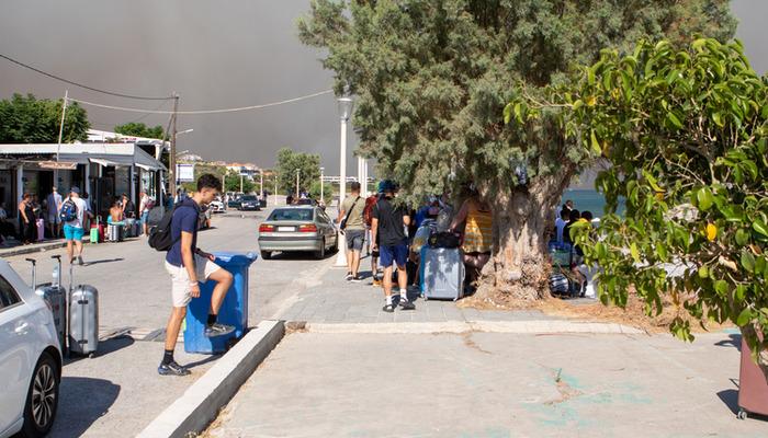 Türk vatandaşları Rodos'tan tahliye edildi