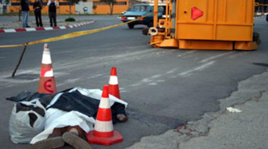 Yolda y&uuml;r&uuml;rken kafasına pamuk toplama makinesi d&uuml;şt&uuml;