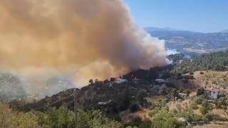 Kahramanmaraş'ta korkutan yangın! Alevler evlere sıçradı, Vali son durumu açıkladı: Bazı evler yandı