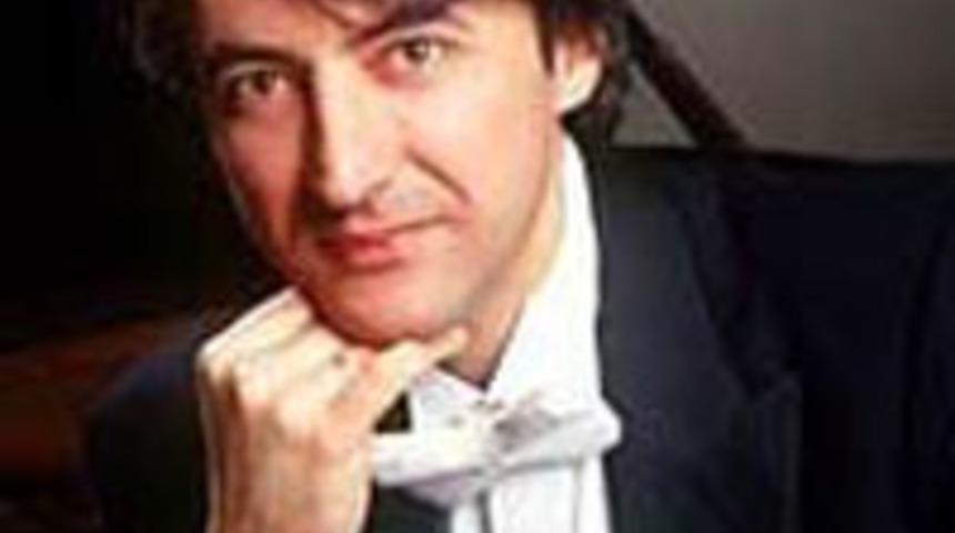 &Uuml;nl&uuml; piyanist Bovouzet İstanbul'a geliyor