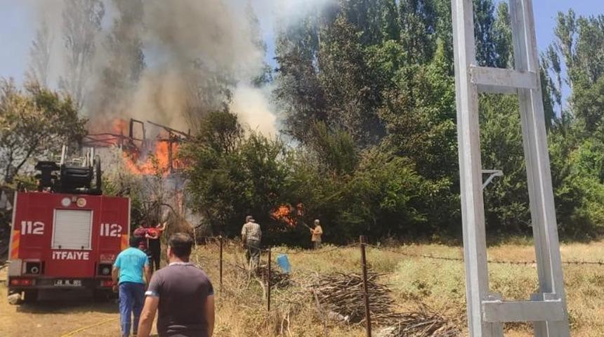 Muğla'da yangın! Eviyle birlikte 90 bin lira nakit parası ve 5 ton buğdayı kül oldu