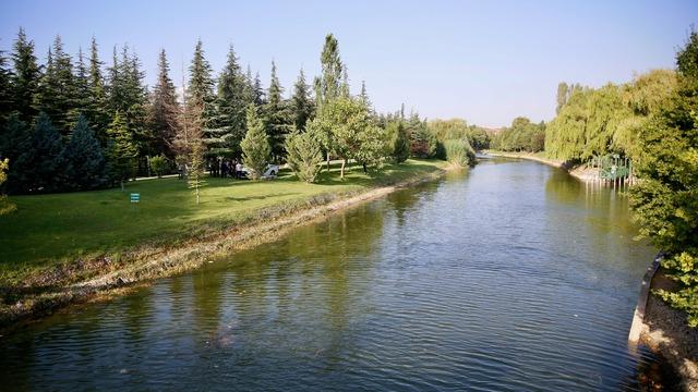 Eskişehir'de Porsuk Çayı'na düşen iki arkadaş kurtarıldı