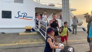 Rodos Adası'ndaki yangın nedeniyle tahliye edilen 95 turist, feribotla Marmaris'e getirildi
