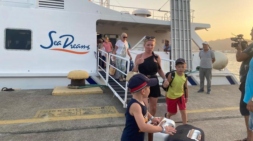 Rodos Adası'ndaki yangın nedeniyle tahliye edilen 95 turist, feribotla Marmaris'e getirildi