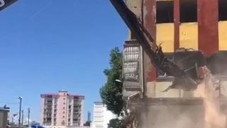 Elbistan'daki depremde, yıkım ekiplerinin çalışma yaptığı ağır hasarlı bina da çöktü