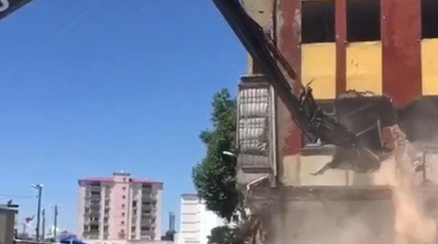 Elbistan'daki depremde, yıkım ekiplerinin çalışma yaptığı ağır hasarlı bina da çöktü