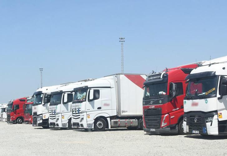Bindikleri tırın dorsesi mezarları oldu! Düzensiz göçmenler havasızlıktan ve sıcaktan hayatını kaybetti