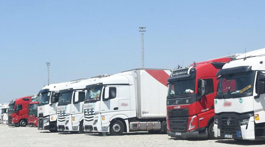 Bindikleri tırın dorsesi mezarları oldu! Düzensiz göçmenler havasızlıktan ve sıcaktan hayatını kaybetti