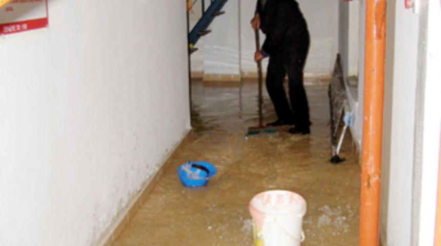 Kocaeli'de sağanak yağışla dereler taştı