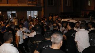 HÜDA PAR’ın il sekreterini öldüren ve il başkanını yaralayan kişinin evine saldırı! Polis biber gazı kullandı