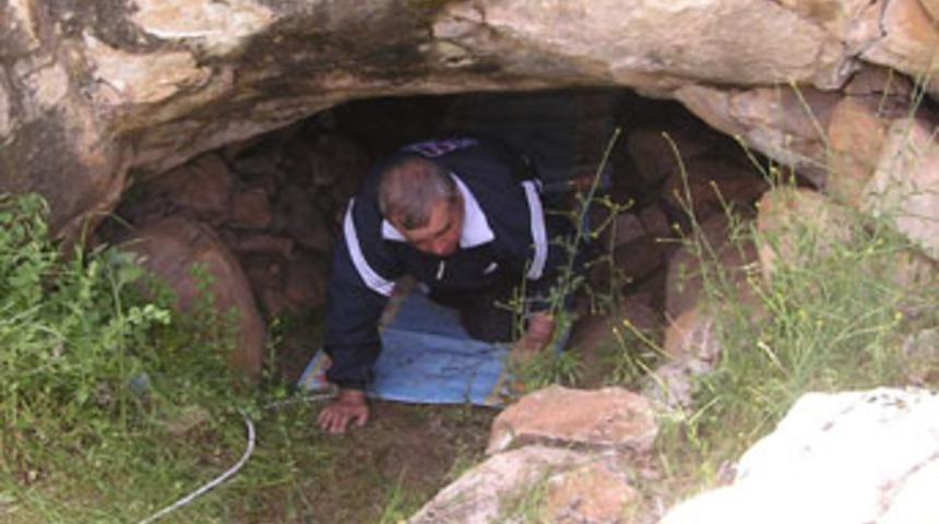 Vali inceleme yaptığı mağarada kayboldu
