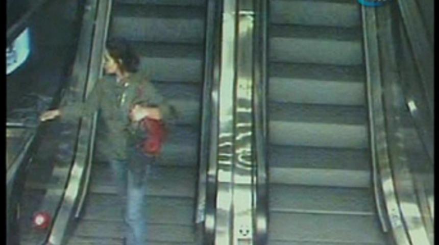 Hırsız kızlar g&uuml;venlik kamerasına yakalandı