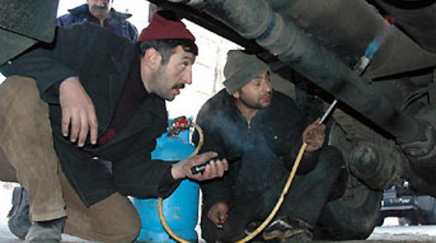 Kars'ta hareket halindeki ara&ccedil;lar da donuyor