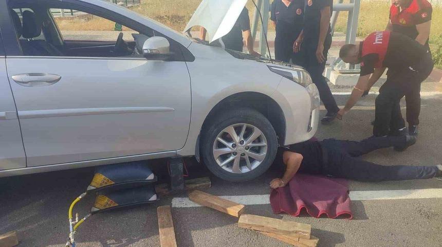 Otomobilin motor kısmına sıkışan kediler ekipleri seferber etti