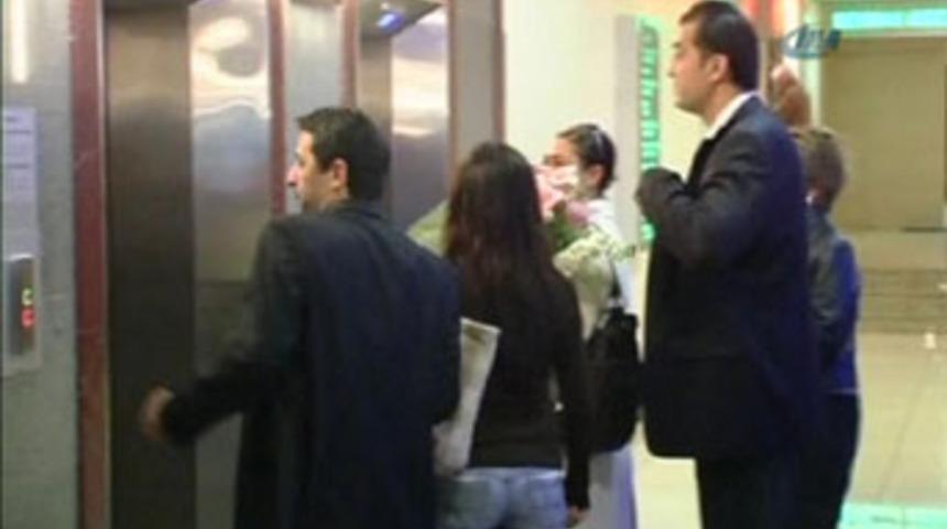 H&uuml;lya Avşar makyajsız y&uuml;z&uuml;n&uuml; gizledi