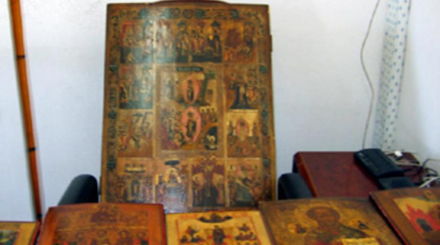 TIR'ın gizli b&ouml;lmesinden tarihi eser &ccedil;ıktı