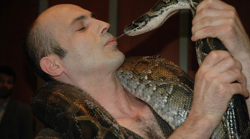 Yılan, eğitmenini 3 kez boğmak istedi