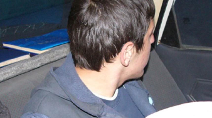 Yaşlı kadının &ccedil;antasını kaptı