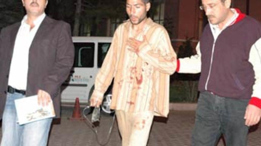 Cinsel organını kesip k&ouml;peğin &ouml;n&uuml;ne attı