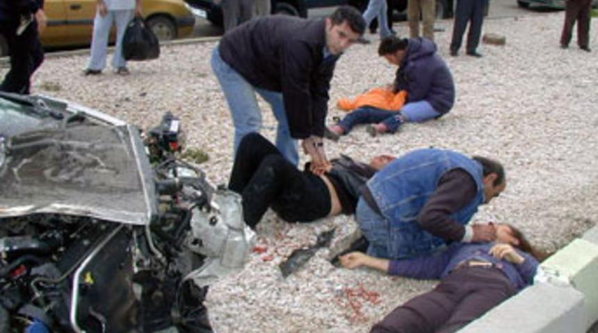 Otomobil durakta otob&uuml;s bekleyenlere &ccedil;arptı: 1 &ouml;l&uuml;