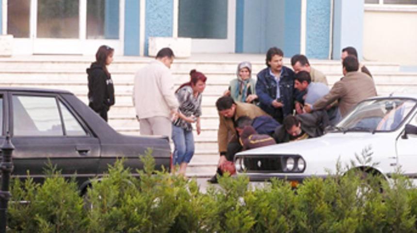 Kelep&ccedil;eli elleriyle polislere saldırdı