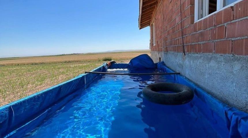 Sıcaktan bunalan çiftçi römorku havuza dönüştürdü